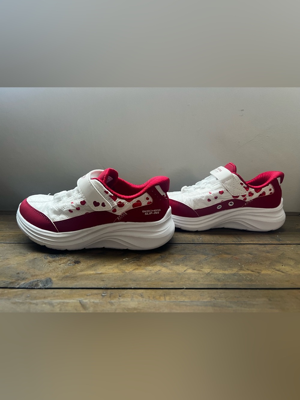 NEW Skechers Slip-ins girls White and Red Heart Sneakers - Picture 3 of 6